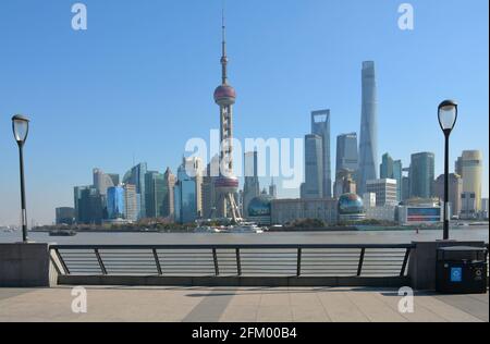 Mattina tranquilla sul Bund a Shanghai senza gente intorno. Vista di Pudong e dello skyline famoso in tutto il mondo. Foto Stock