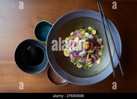 Tonno Tataki, tonno pinna blu scottato, aglio chip Foto Stock