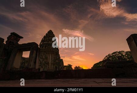 Fuoco selettivo sul Parco storico di Phimai con cielo di tramonto. Punto di riferimento di Nakhon Ratchasima, Thailandia. Destinazioni di viaggio. Il sito storico è antico. Foto Stock