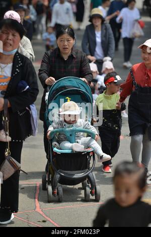 Fuyang, Cina. 04 maggio 2021. I genitori portano i loro bambini a visitare il parco ecologico di Fuyang durante la festa di maggio.all'inizio del 2021, il declino 'simile a scogliera' del tasso di natalità della Cina è diventato ancora una volta una preoccupazione sociale. (Foto di Sheldon Cooper/SOPA Images/Sipa USA) Credit: Sipa USA/Alamy Live News Foto Stock