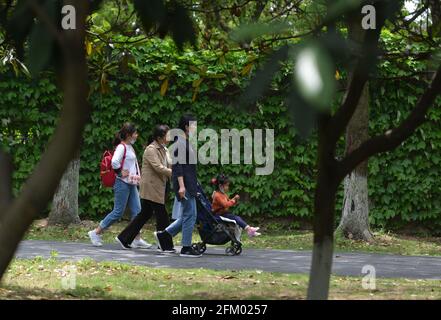 Fuyang, Cina. 04 maggio 2021. I genitori portano il loro bambino a visitare il parco ecologico di Fuyang durante la festa di maggio.all'inizio del 2021, il declino 'simile a scogliera' del tasso di natalità della Cina è diventato ancora una volta una preoccupazione sociale. (Foto di Sheldon Cooper/SOPA Images/Sipa USA) Credit: Sipa USA/Alamy Live News Foto Stock