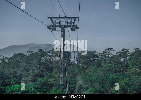 Funivia circolante tra la stazione degli autobus di Dalat e Robin Hill Truc Lam Vietnam. Vista ravvicinata della torre di supporto intermedia. Paesaggio pittoresco Foto Stock