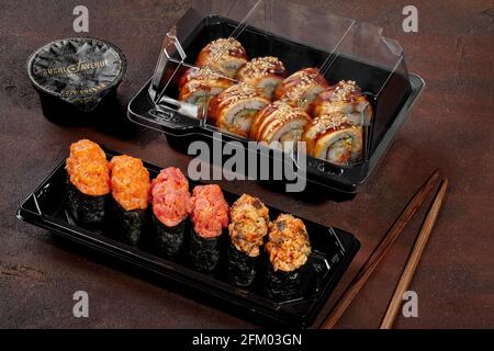 Set di sushi di maki gunkan e panini con anguilla scatole in plastica Foto Stock