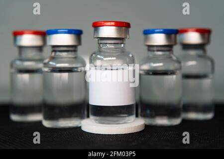Fiale per vaccino con etichetta bianca vuota Foto Stock