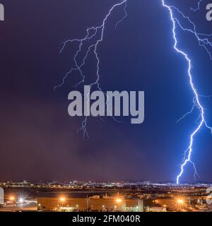 Chiudere Lightning Strike davanti a Dust Storm Foto Stock