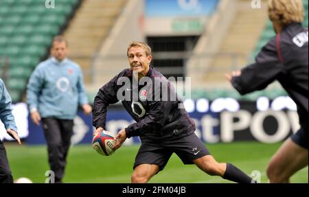 Inghilterra Rugby Team allenarsi a Twickenham per la loro partita con l'Australia. Jonny Wilkinson. 6/11/09. IMMAGINE DAVID ASHDOWN Foto Stock