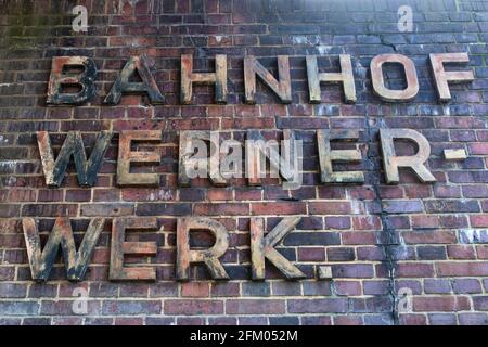 S Wernerwerk. Stazione ferroviaria S-bahn abbandonata sulla linea Siemensbahn costruita nel 1927-1929 da Siemens & Halske - Siemensstadt, Spandau, Berlino Foto Stock