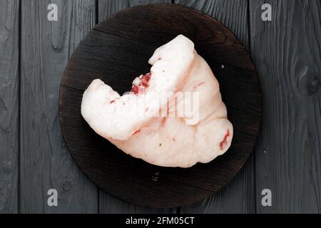 Grasso crudo di coda di agnello su tavola di legno Foto Stock