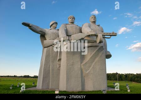 Villaggio di Nelidovo, distretto di Volokolamsk, regione di Mosca - 20 agosto 2020: Un giuramento di fedeltà alla Patria! Memoriale a 'Panfilov Heroes' nel Foto Stock