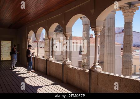 Visitatori al piano superiore del Centro di Interpretazione del Tempio di Diana, Merida, Estremadura, Spagna. Tempio romano meglio conservato Foto Stock