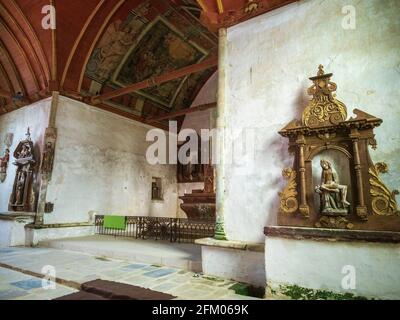 Grande vista interna, Cappella Saint Adrien (XVI secolo), 56150 Saint-Barthélemy, Morbihan, Bretagna, Francia. Foto Stock