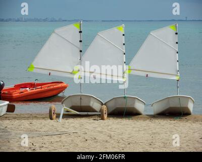 Tre tavole a vela e uno Zodiak sulla spiaggia di Palavas les Flots, vicino a Carnon Plage e Montpellier, Occitanie, a sud della Francia Foto Stock