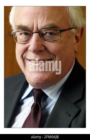 Stephen Nickell un membro del Comitato di politica monetaria nel suo ufficio nella Banca d'Inghilterra.Pic DAVID SANDISON. 25/2/2005 Foto Stock