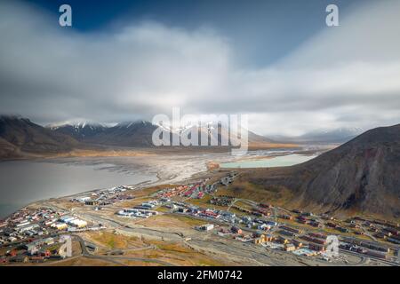 Vista su Longyearbyen dal di sopra - la parte più settentrionale del settlement nel mondo. Svalbard, Norvegia Foto Stock