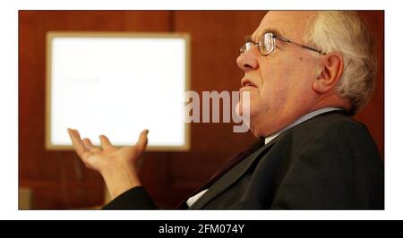 Stephen Nickell un membro del Comitato di politica monetaria nel suo ufficio nella Banca d'Inghilterra.Pic DAVID SANDISON. 25/2/2005 Foto Stock