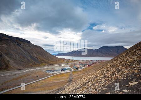 Vista su Longyearbyen dal di sopra - la parte più settentrionale del settlement nel mondo. Svalbard, Norvegia Foto Stock