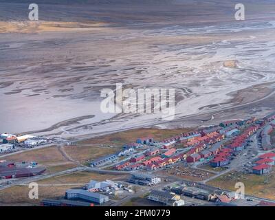 Vista su Longyearbyen dal di sopra - la parte più settentrionale del settlement nel mondo. Svalbard, Norvegia Foto Stock