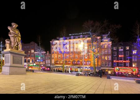 Il monumento della statua di Rembrandt in piazza Rembrandt decorato con luci di Natale, Amsterdam, Olanda del Nord, Paesi Bassi Foto Stock