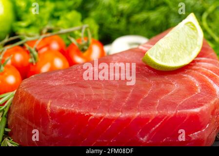 filetto di tonno fresco a fette di pinna gialla. medaglioni di tonno rosso con tiglio Foto Stock