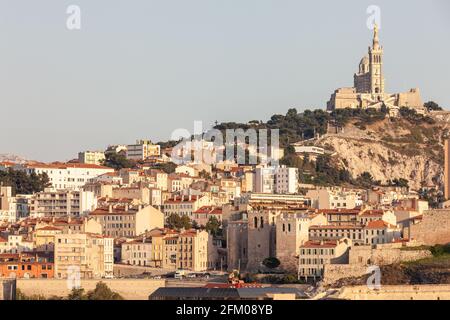 Basilica Notre Dame de Lagarde vista dal mare. Marsiglia, Francia Foto Stock