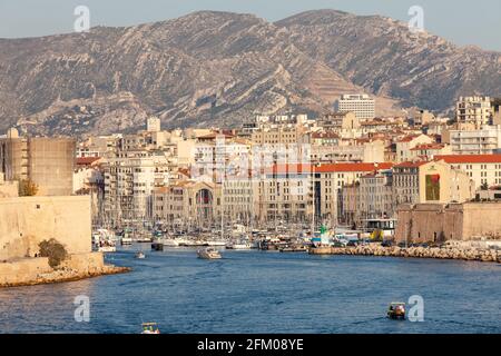 Porto vecchio di Marsiglia, visto dal mare. Provenza, Francia Foto Stock