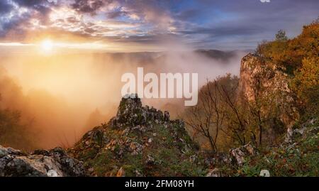 Splendidi paesaggi estivi in Carpatia montagne, tramonto e albe, wievs foggy, cielo drammatico. Foto Stock