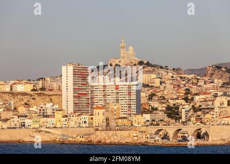 Basilica Notre Dame de Lagarde vista dal mare. Marsiglia, Francia Foto Stock