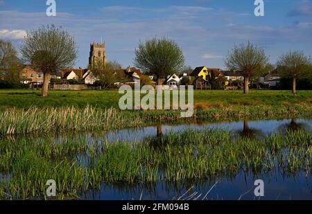 Vista sul fiume Stour su prati d'acqua a tutti i santi chiesa e città mercato di Sudbury, Suffolk, Inghilterra, luogo di nascita di Thomas Gainsborough Foto Stock