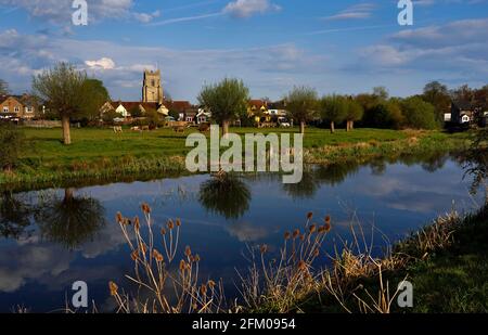 Vista sul fiume Stour su prati d'acqua a tutti i santi chiesa e città mercato di Sudbury, Suffolk, Inghilterra, luogo di nascita di Thomas Gainsborough Foto Stock