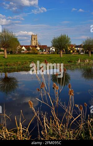 Vista sul fiume Stour su prati d'acqua a tutti i santi chiesa e città mercato di Sudbury, Suffolk, Inghilterra, luogo di nascita di Thomas Gainsborough Foto Stock