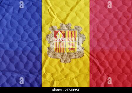Bandiera nazionale Andorra rosso-giallo-blu su una superficie irregolare. Il concetto di libertà, indipendenza della nazione. Foto Stock