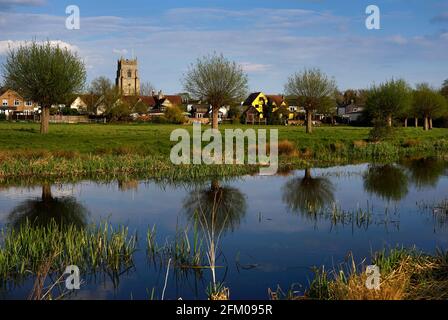 Vista sul fiume Stour su prati d'acqua a tutti i santi chiesa e città mercato di Sudbury, Suffolk, Inghilterra, luogo di nascita di Thomas Gainsborough Foto Stock