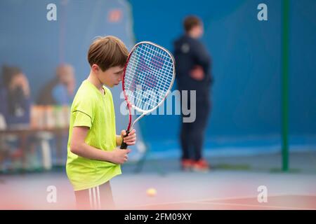 Ragazzo triste in gara di tennis. Il bambino gioca a tennis. Foto Stock