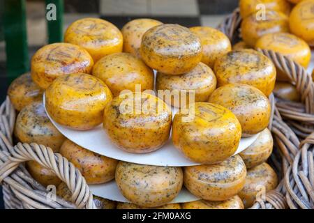 Formaggio Gouda affumicato a forma rotonda in cestino di paglia, Amsterdam, Olanda del Nord, Paesi Bassi Foto Stock