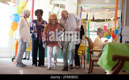 DATA DI USCITA: Giugno 11 2021 TITOLO: Queen Bees CASA DI PRODUZIONE: Astute Films REGISTA: Michael Lembeck TRAMA: Non è mai troppo tardi per ridere con gli amici, per innamorarsi di nuovo e per mettere le 'mean Girls' al loro posto. CON LA PARTECIPAZIONE di: Ellen Burstyn, Loretta Devine, Ann-Magret, James Caan. (Immagine di credito: © Astute Films/Entertainment Pictures) Foto Stock