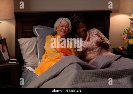 DATA DI USCITA: Giugno 11 2021 TITOLO: Queen Bees CASA DI PRODUZIONE: Astute Films REGISTA: Michael Lembeck TRAMA: Non è mai troppo tardi per ridere con gli amici, per innamorarsi di nuovo e per mettere le 'mean Girls' al loro posto. CON LA PARTECIPAZIONE di: Ellen Burstyn e Loretta Devine. (Immagine di credito: © Astute Films/Entertainment Pictures) Foto Stock