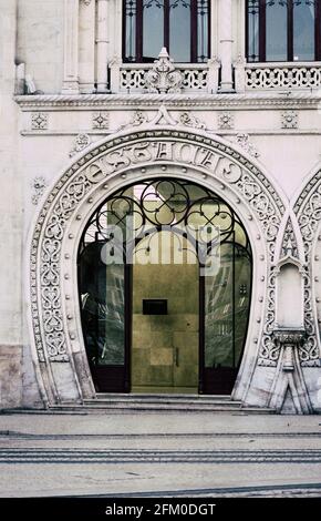 Primo piano dettaglio della facciata di ingresso della stazione Rossio a Lisbona, Portogallo. Stile architettonico neo-Manueline Foto Stock
