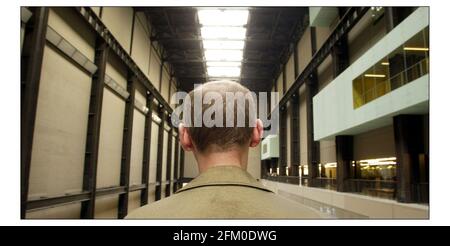 Ascoltare l'istalazione riempire la turbina Hall a Tate Modern......UN'istalazione SONORA affascinante da Bruce Nauman è aperto oggi 11 ottobre 2004. La quinta commissione nella Anual Unilever Series, Nauman ha sviluppato una vasta gamma di testi parlati in modo da orchestrare e misurare lo spazio della turbina Hall.pic David Sandison 11/10/2004 Foto Stock