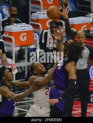 Los Angeles, Stati Uniti. 05 maggio 2021. Toronto Raptors Forward Freddie Gillespie (55) blocca il colpo di Los Angeles Clippers 'in avanti Kawhi Leonard (2) durante la seconda metà allo Staples Centre a Los Angeles martedì 4 maggio 2021. I Clippers hanno sconfitto i Raptors 105-100 per terminare una serie di tre partite perdenti. Foto di Jim Ruymen/UPI Credit: UPI/Alamy Live News Foto Stock