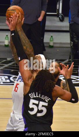 Los Angeles, Stati Uniti. 05 maggio 2021. Il centro di Los Angeles Clippers DeMarcus Cousins (15) e il forward Freddie Gillespie (55) di Toronto Raptors combattono per il controllo del rimbalzo durante la seconda metà allo Staples Center di Los Angeles martedì 4 maggio 2021. I Clippers hanno sconfitto i Raptors 105-100 per terminare una serie di tre partite perdenti. Foto di Jim Ruymen/UPI Credit: UPI/Alamy Live News Foto Stock