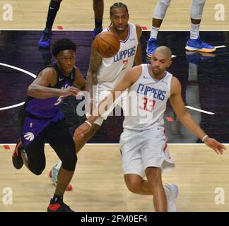 Los Angeles, Stati Uniti. 05 maggio 2021. Toronto Raptors Forward Stanley Johnson (5) insegue la palla sciolta sotto pressione da Los Angeles Clippers 'in avanti Kawhi Leonard (2) e Nicolas Batum (33) durante la seconda metà allo Staples Center a Los Angeles martedì 4 maggio 2021. I Clippers hanno sconfitto i Raptors 105-100 per terminare una serie di tre partite perdenti. Foto di Jim Ruymen/UPI Credit: UPI/Alamy Live News Foto Stock