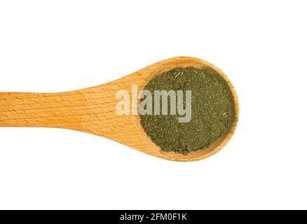 Vista piatta della polvere di supercibo detox di colore verde sul cucchiaio di legno, isolato su bianco con molto spazio per la copia. Foto Stock