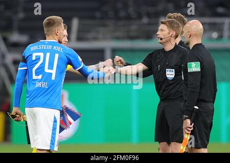 Selezione laterale e cambio di pendant dei capitani Marco REUS, BVB sinistra e Hauke WAHL, Kiel, destra la squadra arbitro con Christian DINGERT Football DFB Cup, semifinali, Borussia Dortmund (DO) - Holstein Kiel (KI), il 1 maggio 2021 a Dortmund / Germania. Foto: Ralf Ibing / firo Sportphoto / pool via Fotoagentur SVEN SIMON le normative DFB proibiscono qualsiasi uso di fotografie come sequenze di immagini e / o quasi-video N. Foto Stock