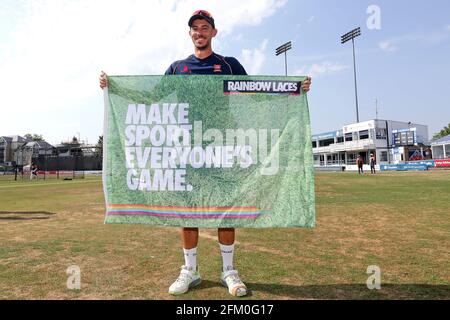 Matt Dixon di Essex con un banner della campagna Rainbow Laces durante Essex CCC vs India, Tourist Match Cricket al Cloudfm County Ground il 27 luglio 20 Foto Stock