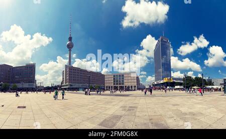 Berlino Alexanderplatz è la piazza più famosa della capitale della Germania. Foto Stock