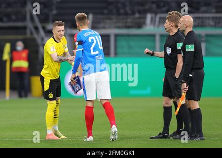 Selezione laterale e cambio di schiavo dei capitani Marco REUS, BVB sinistra e Hauke WAHL, Kiel, destra la squadra arbitro con Christian DINGERT Football DFB Cup, semifinali, Borussia Dortmund (DO) - Holstein Kiel (KI), il 1 maggio 2021 a Dortmund/Germania. Foto: Ralf Ibing/firo Sportphoto/pool via Fotoagentur SVEN SIMON le normative DFB vietano qualsiasi uso di fotografie come sequenze di immagini e/o quasi-video N. Foto Stock