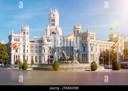 Plaza de Cibeles con la fontana e il Palazzo Cibeles a Madrid, la capitale spagnola. Foto Stock