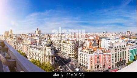 Skyline di Madrid. Panorama sulla capitale della Spagna con vista sulla Gran Via e la casa metropoli. Foto Stock