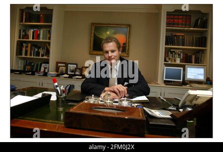 Lord Rothermere nel suo ufficio presso Allied giornali a Kensington.pic David Sandison 22/9/2004 Foto Stock