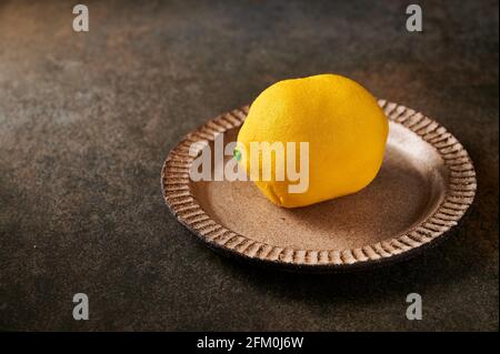 Limone di frutta da dessert originale secondo l'idea dei confettieri francesi - crema a base di mascarpone cremoso con limone ripieno di basilico in un guscio di velluto di cioccolato. Primo piano. Spazio di copia Foto Stock